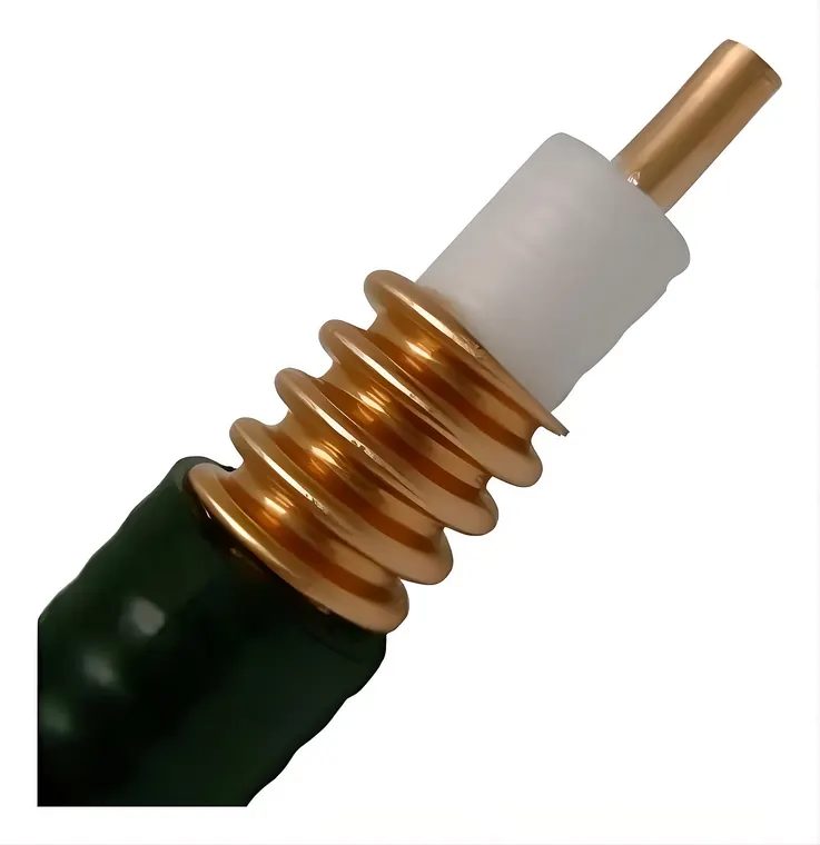 Corte de cabo coaxial Cellflex 1/2 mostrando condutor, dieletrico e capa externa